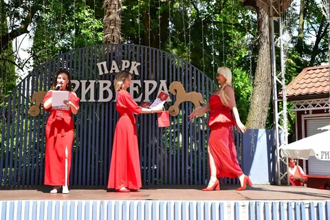 Выступление на сцене в парке Ривьера